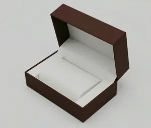 Detailansicht der braunen PU-Leder-Uhrenbox mit einem weißen Innenkissen