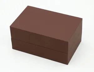 Detailansicht einer geschlossenen, braunen PU-Leder-Armbanduhrbox mit Klappdeckel