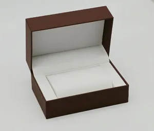 Innenansicht einer braunen Uhrenbox aus PU-Leder mit weißem Uhrenkissen