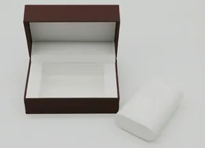 Detail der offenen braunen PU-Leder Uhrenbox mit weißem Futter und Kissen