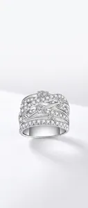 Detailopname van een meervoudige 925 sterling zilveren moissanite ring met veel schittering