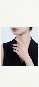 Model met een luxe S925 zilveren moissanite ring met een schitterend meerlaags ontwerp