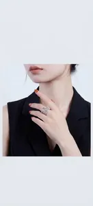 Modella che indossa un anello di lusso in argento S925 e moissanite dal design brillante