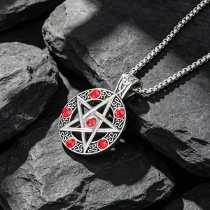 Collier pendentif pentagramme vintage en argent avec cristaux rouges sur pierre noire