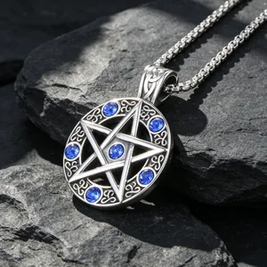 Collier pendentif pentagramme vintage avec cristaux bleus sur fond de pierre naturelle