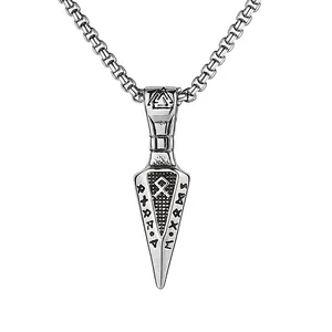 Macro-detail van een vintage Viking-pijlhanger met Scandinavische runen in zilver