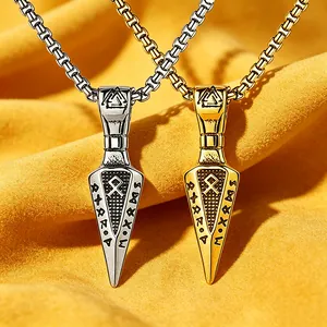 Detailopname van Viking rune pijlpunthanger kettingen op gele getextureerde stof