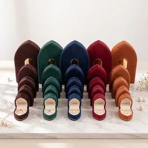 Dettaglio di scatole portagioie in velluto ad arco a sesto acuto in vari colori e misure.