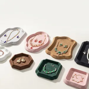 Collezione di vassoi per gioielli in velluto multicolore in varie forme geometriche