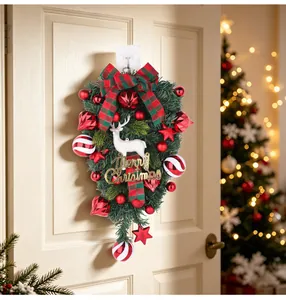 Vue détaillée d'une couronne de Noël en forme de goutte avec renne et ornements rouges