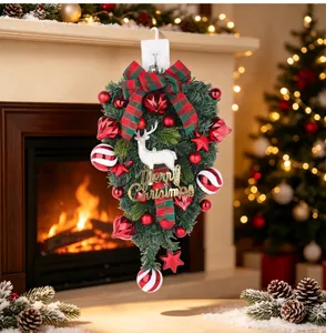 Vue détaillée d'un sapin de Noël inversé avec un nœud à carreaux rouges et un renne.