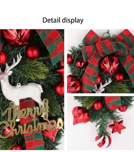 Vue détaillée d'une couronne de Noël avec un renne blanc, des ornements rouges et un ruban écossais