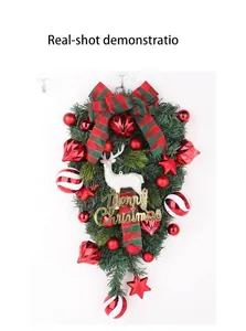 Couronne de Noël festive en forme de goutte avec renne blanc et boules rouges