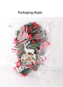 Détail de la couronne de Noël en PVC avec renne dans son emballage en plastique transparent