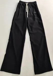 Detailansicht der schwarzen Cordhose für Herren mit weitem Bein und Kordelzug am Bund.