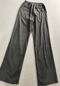 Rückansicht der grauen Cordhose für Herren mit elastischem Bund und Gesäßtasche