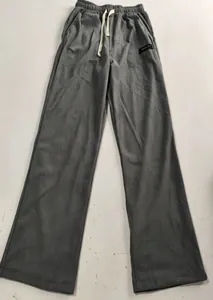 Detailansicht der grauen Cordhose mit weitem Bein und Kordelzug am bequemen Gummibund