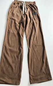 Detail einer braunen Cord-Weitbeinhose für Herren mit elastischem Kordelzug in der Taille