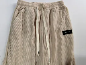 Detailansicht der beige Cordhose für Herren mit weitem Bein und elastischem Kordelzug