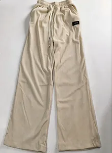 Detailansicht der beigen Cordhose mit weitem Bein, Kordelzug und praktischen Taschen