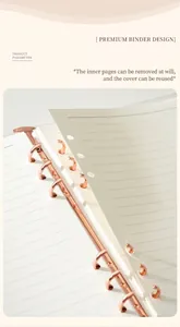 Primo piano del meccanismo a 6 anelli in oro rosa per quaderno A5 in PVC trasparente