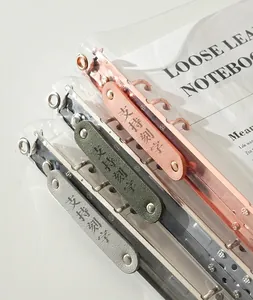 Dettaglio del raccoglitore a 6 anelli in PVC trasparente con cinturini in pelle colorata