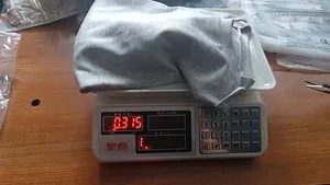 Misurazione del peso di 0,315 kg per una felpa grigia casual