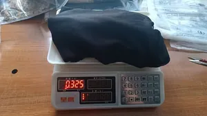 Dimostrazione del peso di una felpa nera a maniche lunghe per la misura taglia S