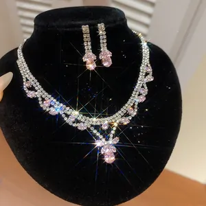 Luxe zilverkleurige sieradenset met roze druppelvormige strass ketting en oorbellen