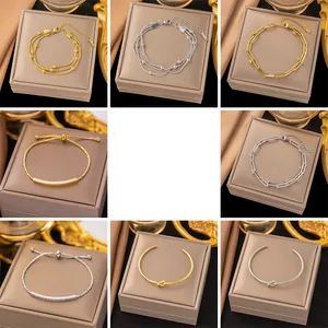 Elegante conjunto de pulseras de acero inoxidable en oro y plata de estilo minimalista