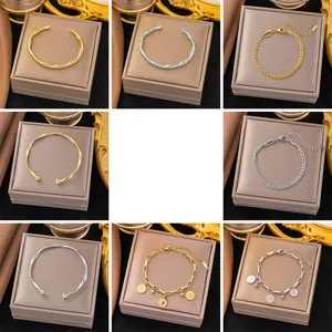Colección de elegantes pulseras y brazaletes de acero inoxidable en acabados oro y plata
