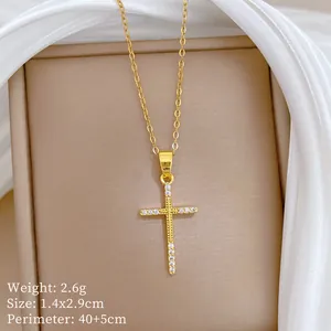 Vue détaillée d'un collier pendentif croix dorée avec des cristaux étincelants incrustés