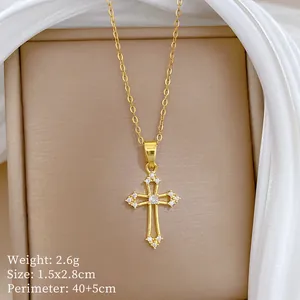 Gros plan d'un pendentif croix élégant plaqué or avec des cristaux étincelants