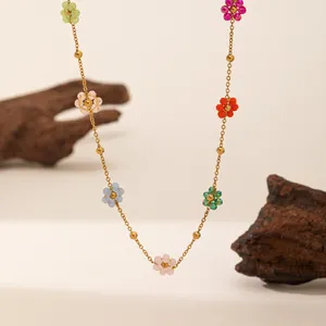 Minimalistische goudkleurige titaniumstalen ketting met levendige kleurrijke kralenbloemen