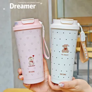 Detailansicht von zwei süßen Bären-Edelstahl-Kaffeebechern in den Farben Pink und Weiß.