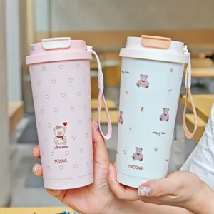 Detail von zwei niedlichen Bären-Isolierbechern mit Trageriemen in Pink und Weiß.