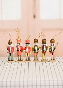Detalle de un juego de seis adornos navideños de madera de cascanueces de colores alegres