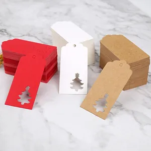 Etichette regalo di Natale con sagoma di albero in rosso, bianco e carta kraft