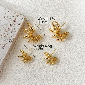 Comparaison détaillée de la taille des boucles d'oreilles irrégulières dorées en 2cm et 3cm.