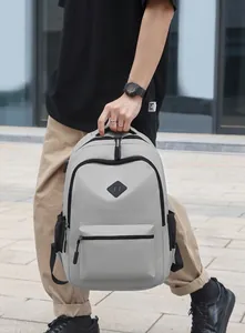 Vue détaillée du sac à dos gris avec bretelles ergonomiques en S et rembourrage éponge