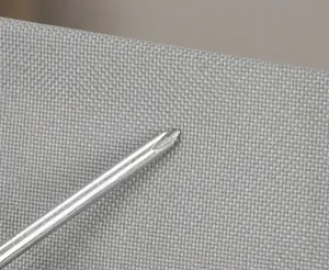 Vue détaillée du tissu Oxford gris durable et résistant aux rayures de ce sac à dos