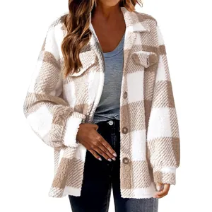 Veste femme en polaire sherpa à carreaux marron et blanc avec boutons et poches
