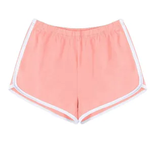 Damen Sport-Shorts in Rosa mit weißem Kontrastausschnitt in hoher Detailqualität