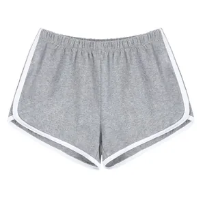 Graue Damen-Sportshorts mit weißen Kontrastpaspeln und elastischem Bund im Detail.