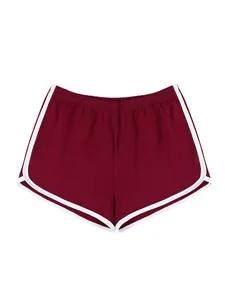 Detailansicht kastanienbrauner Sportshorts für Damen mit kontrastierenden weißen Paspeln.