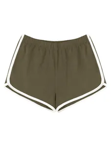 Detailansicht von olivgrünen Damen-Laufshorts mit kontrastierender weißer Paspelierung