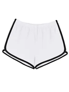 Detailansicht der weißen Damen-Sport-Laufshorts mit schwarzer Paspelierung vorne
