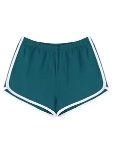Flach liegende dunkelgrüne Sportshorts mit weißem Kontrastbesatz und elastischem Bund.