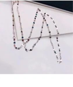Détail d'un collier en argent sterling S925 avec des sequins en forme de lèvres.