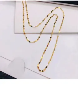 Vue détaillée du collier en argent S925 à maillons lèvres scintillants en fini doré